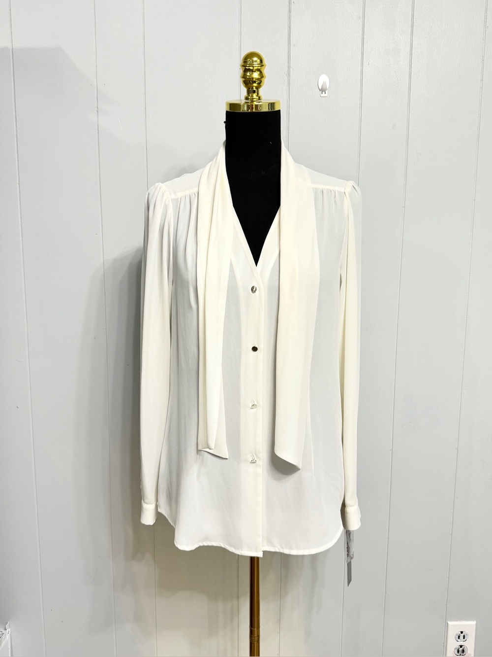 #19) NWT Tahari Cream Long-Sleeve Button Cuff Blouse - Picture 4 of 9